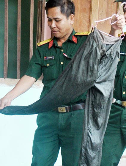 Chiếc quần bộ đội mà "người rừng" giữ gìn suốt 40 năm qua.