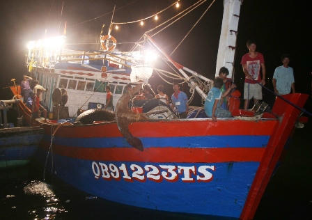 Tàu cá số hiệu QB 91223TS và những thuyền viên hào hiệp cứu sống ngư dân Trung Quốc gặp nạn giữa biển khơi.