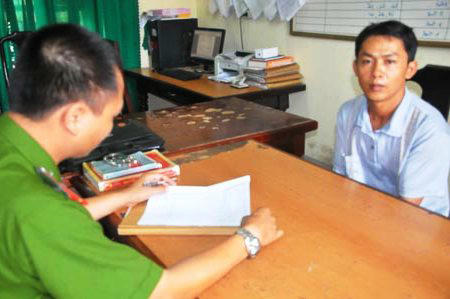 Gã phu hồ tại cơ quan công an