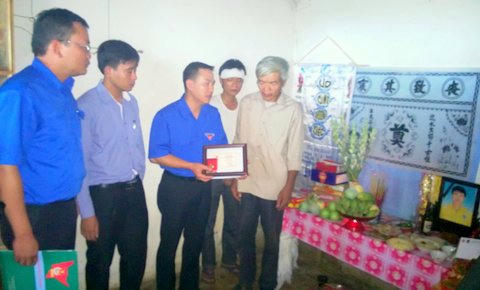 Trung ương Đoàn trao tặng huy hiệu 