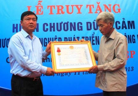 Bộ trưởng Đinh La Thăng trao tặng 