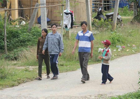 Ông Lang cũng thích được đi dạo bộ cùng với người thân