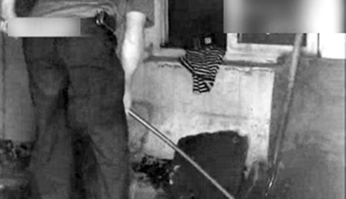 Nhân viên cứu hộ tìm mọi cách để cứu em bé.