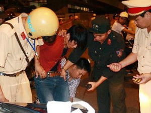 Tổ công tác Y2/141 của Công an Hà Nội kiểm tra, bắt giữ một đội tượng mang vũ khí.