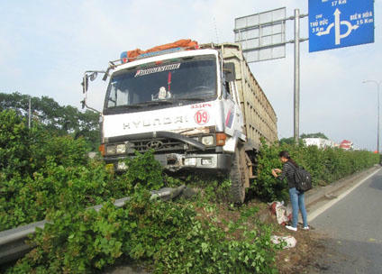 Hiện trường xe tải chở phê liệu lao vào dải phân cách, húc gãy trụ đèn chiếu sáng