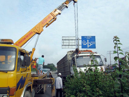 Xe cứu hộ điều đến di dời xe gặp nạn