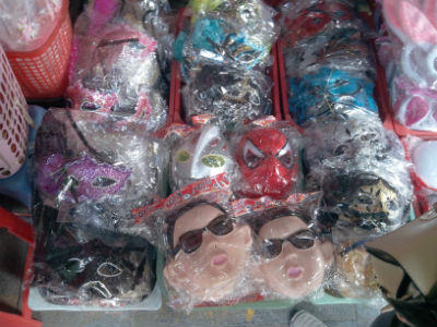 Những mặt nạ cao su đủ sắc màu bày bán tràn lan