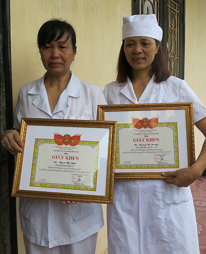 Chị Nguyệt và chị Định đã khóc khi nhận được giấy khen của Sở Y tế. Ảnh: M.H.