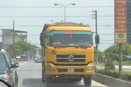 Những chiếc xe gắn biển LOHA chạy ngang nhiên trên QL1