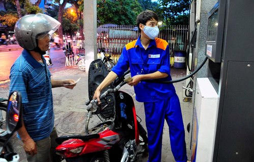 Xăng và dầu madút là 2 mặt hàng được giảm giá trong đợt điều chỉnh này. Ảnh minh họa: Hoàng Hà