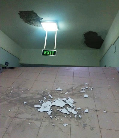 Trần hành lang bị rơi.