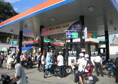 Phần lớn các đại lý được chiết khấu xoay quanh ngưỡng 590- 690 đồng/lít xăng, tuy nhiên, đại lý có thể được nhận tới 900-950đ/lít với xăng. Ảnh minh họa