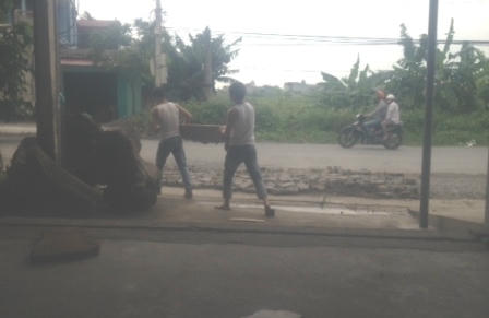 Những người trong gia đình ông Khải đang chuyển bộ sập gỗ ra khỏi nhà anh Thành vào chiều 8/5/2013 (ảnh do anh Thành cung  cấp).