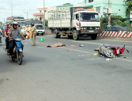Sau va chạm với xe ba bánh, hai phụ nữ trên chiếc gắn máy ngã xuống và bị xe tải cuốn vào gầm đi nhiều mét dẫn đến thương vong