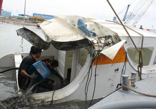 Ca nô bị chìm ở Cần Giờ