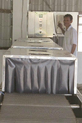 Ông Công bên dây chuyền sơ chế rau an toàn vừa được Nhà nước đầu tư