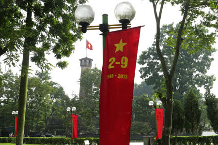 Lá cờ Tổ quốc tung bay trên cột cờ Hà Nội.