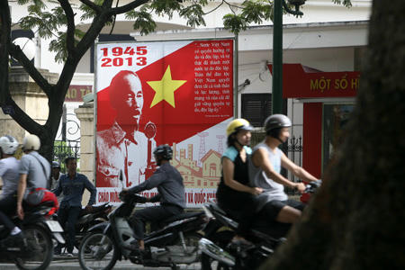 Hình ảnh Bác đọc bản tuyên ngôn độc lập trên đường Điện Biên Phủ.