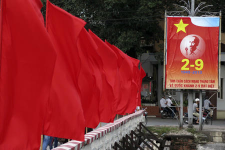 Các địa điểm công cộng rực rỡ màu biểu ngữ ngày Quốc Khánh.