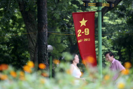 Các địa điểm công cộng rực rỡ màu biểu ngữ ngày Quốc Khánh.