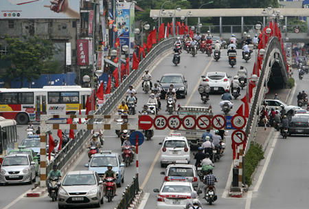 Đường phố rực rỡ màu cờ.