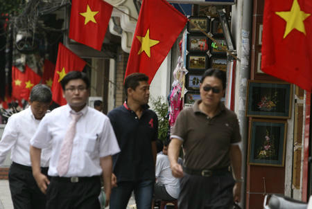 Đường phố rực rỡ màu cờ.