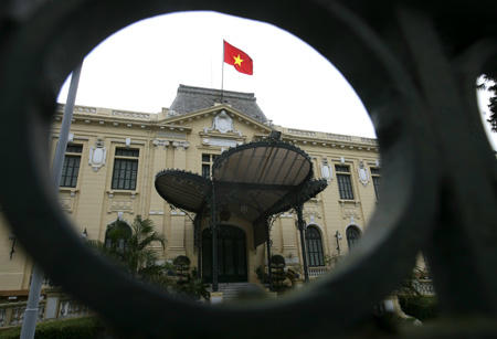 Nhà khách Chính phủ số 12 Ngô Quyền (trước gọi là Phủ khâm sai). Nơi đây, ngày 19/8/1945 dưới sự lãnh đạo của Đảng, nhân dân Hà Nội đã giành chính quyền thắng lợi.