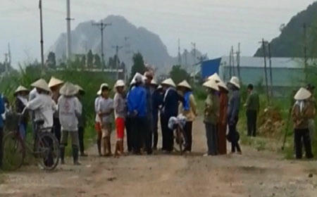 Người dân thị trấn Phú Thứ chặn đường vào nhà máy tái chế chiều 30/8/2013