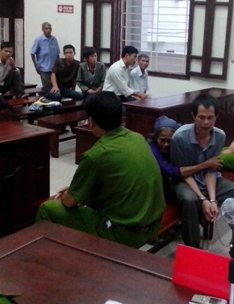 Bị cáo khóc nức nở khi Mẹ đến ôm chặt lấy mình