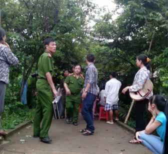 Cơ quan pháp y tiến hành khám nghiệm tử thi của cháu Trúc