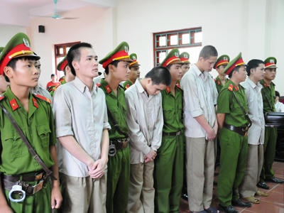 Các bị cáo đứng nghe HĐXX tuyên án.