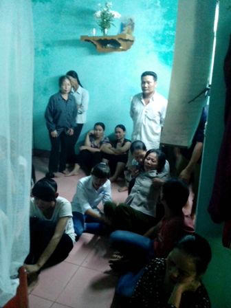 Người thân đau đớn vật vã bên thi hài nhỏ bé của cháu Trúc