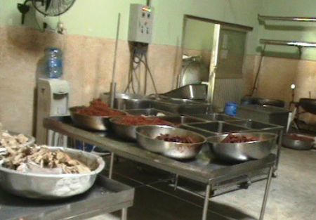 Qui trình sản xuất thịt heo thành chà bông bò.