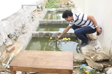 Hố ga đầy nước, không nắp đậy đã cướp mạng sống của cháu bé vô tội.