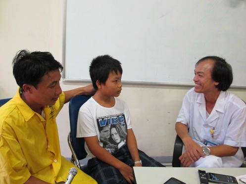 Cháu Nguyễn Đăng Đan (giữa) may mắn thoát khỏi bàn tay tử thần.