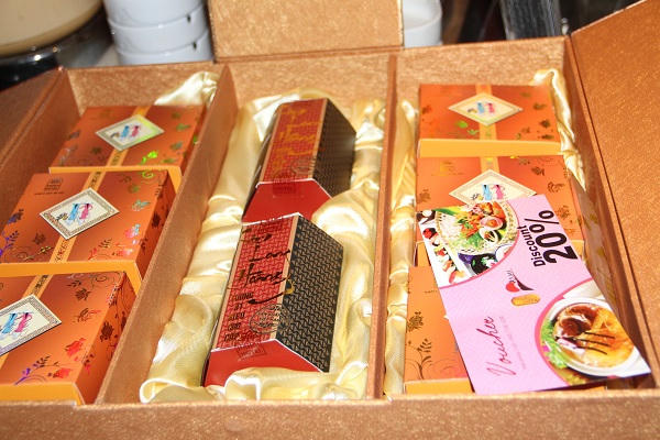 Hộp bánh trung thu kèm...tương ớt của KS Hà Nội