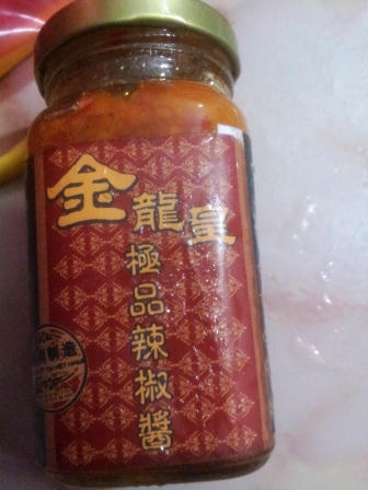 Tương ớt kèm bánh trung thu nhưng không nên ăn với bánh vì có thể bị đau bụng