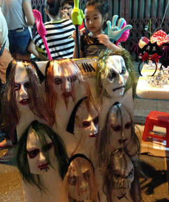 Mặt nạ ma được bán thay vì những chiếc mặt nạ các con vật ngộ nghĩnh hay ông địa hiền hòa