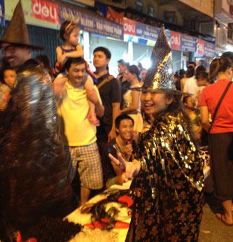 Một bạn trẻ mua trang phục rồi up hình lên faebook