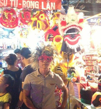 Ngay cả những đồ chơi truyền thống như đầu lân, sư tử cũng là hàng tàu với màu sắc rất dị hợm