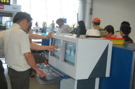 Nhân viên an ninh hàng không kiểm tra hành lý khách hàng