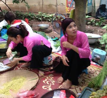 Nghệ nhân cốm làng Vòng, Hà Nội phục vụ du khách tới tham dự hoạt động Tết trung thu