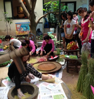 Nhiều người lạ lẫm với cách giã cốm cổ xưa