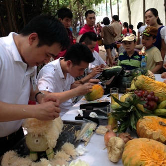 Các nghệ nhân tỉa hoa, làm chó bằng bưởi