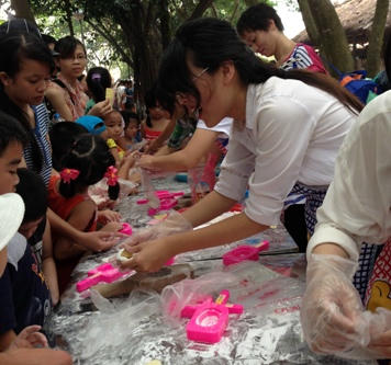 Các em nhỏ hào hứng tự tay làm bánh trung thu