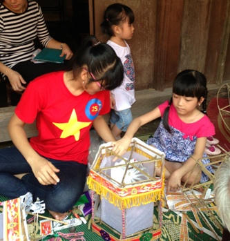 Cùng nghệ nhân làm đèn kéo quân