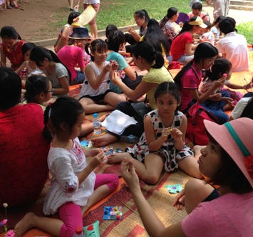 Cùng con nặn tò he