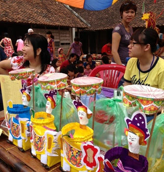 Nhiều trẻ lần đầu biết thế nào là ông tiến sỹ giấy