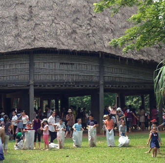 Trẻ nhỏ hào hứng tham gia các trò chơi dân gian