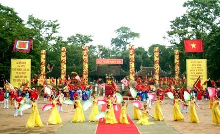 Biểu diễn nghệ thuật tái hiện cảnh Vua Lê đánh thắng giặc ngoại xâm tại lễ hội Lam Kinh năm 2012.